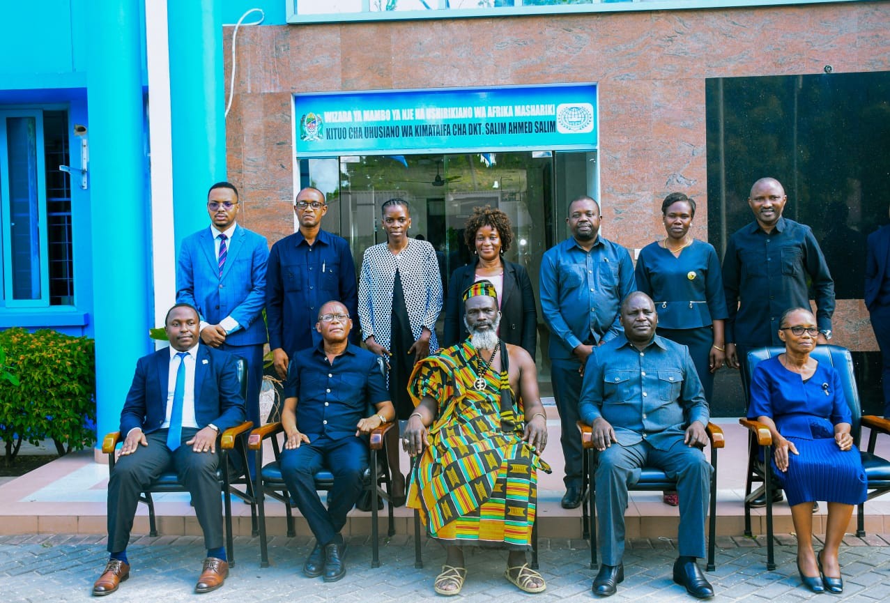 Katika picha ni Dkt. Joshua Maponga (katikati) alipotembelea  Kituo cha Uhusiano wa Kimataifa cha Dkt.Salim Ahmed Salim,menejimenti ya Kituo baadhi ya  wafanyakazi na wanafunzi wa Kituo ,Janu
